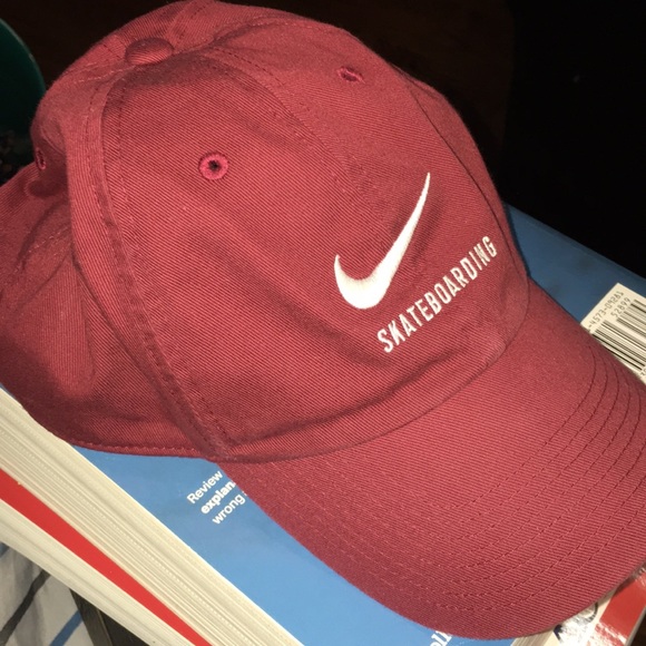 maroon nike hat
